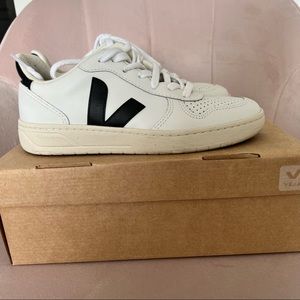 VEJA V10 LEATHER SNEAKERS